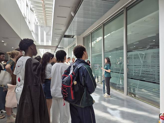 2024년 교육여행으로 한국을 찾은 남아프리카공화국 청소년들이 서울 소재 대학교에서 현장 견학을 하고 있다   사진제공｜서울관광재단