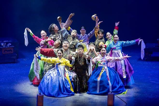 정선 아리랑을 소재로 한 전통 소리극 ‘뗏군’공연 장면                  사진제공｜강원랜드