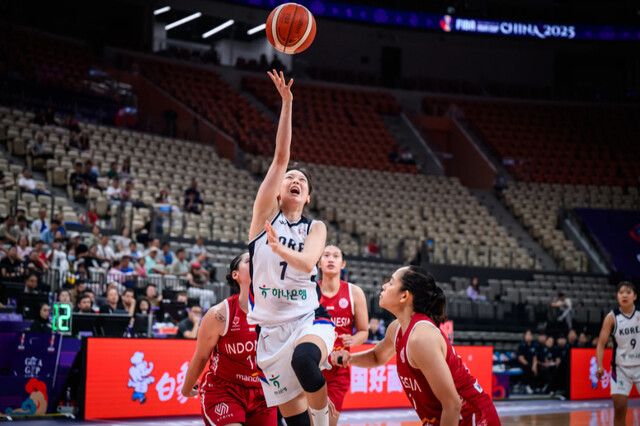 한국 여자농구 대표팀 신지현이 16일 인도네시아전에서 레이업슛을 하고 있다. FIBA홈페이지