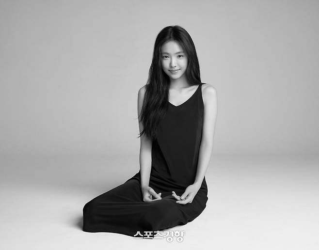 배우 손나은 프로필 사진. 제이와이드 컴퍼니 제공