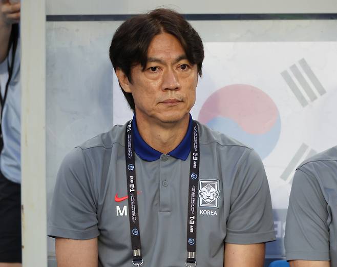 홍명보 감독이 지난 15일 경기도 용인미르스타디움에서 열린 2025년 동아시아축구연맹(EAFF) E-1 챔피언십(동아시안컵) 남자부 최종 3차전 일본전에 앞서 생각에 잠긴 채 그라운드를 바라보고 있다.  연합뉴스