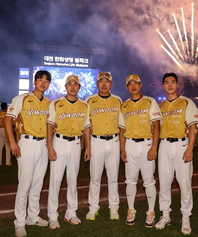 최근 올스타전에서 선수들과 함께 기념촬영을 하고 있는 키움 선수단. 왼쪽부터 주승우, 하영민, 홍원기 전 감독, 송성문, 이주형. /사진=홍원기 전 감독 SNS 갈무리