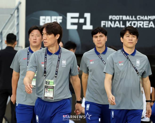 홍명보(왼쪽 두 번째) 감독이 15일 용인미르종합운동장에서 열린 2025 동아시아축구연맹(EAFF) E-1 챔피언십(동아시안컵) 일본과의 최종전을 준비하고 있다. 2025.07.15. /사진=강영조 선임기자