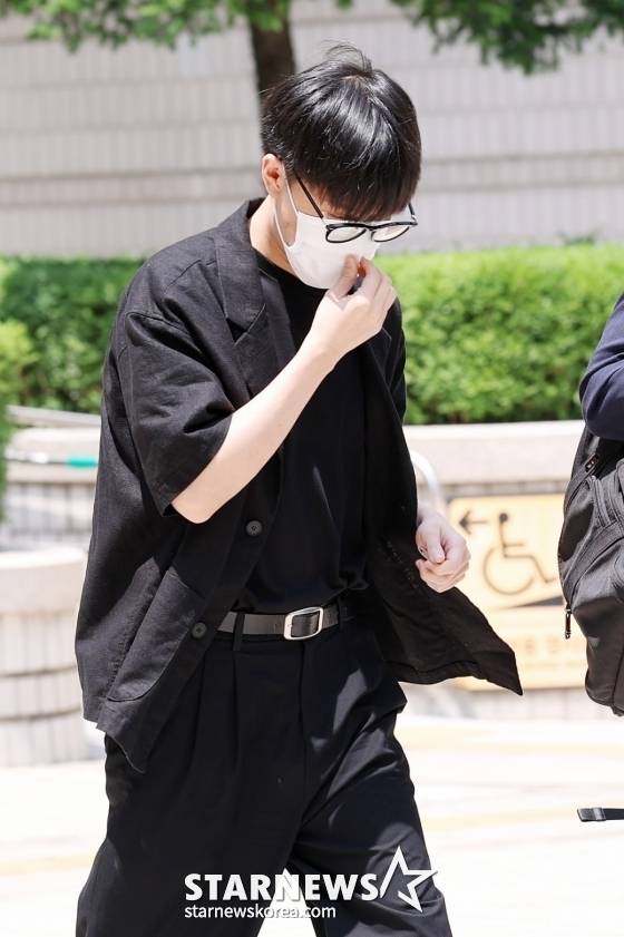 전 NCT 출신 문태일이 특수 준강간 혐의로 18일 서울중앙지방법원에서 열린 공판에서 징역 7년을 구형받은 뒤 법원을 나서고 있다. /2025.06.18 /사진=김휘선 hwijpg@
