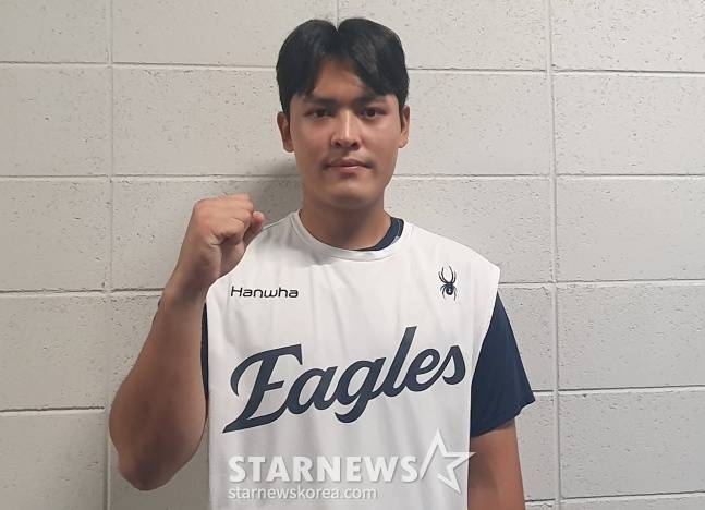 한화 한지윤이 지난 11일 대전 한화생명 볼파크에서 열린 2025 KBO 퓨처스 올스타전을 앞두고 스타뉴스와 만나 포즈를 취하고 있다. /사진=김동윤 기자