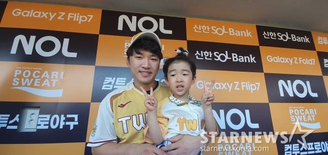 LG 박해민이 지난 12일 대전 한화생명 볼파크에서 열린 2025 KBO 올스타전에 참석해 아들 박이든 군과 사진을 찍고 있다. /사진=김동윤 기자