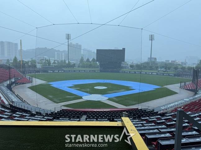 17일 NC 다이노스-KIA 타이거즈의 경기가 열릴 예정인 광주-기아 챔피언스필드에 많은 비가 내리고 있다. /사진=양정웅 기자