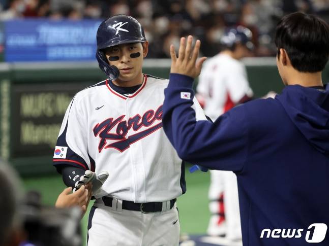 이정후(왼쪽). /사진=뉴스1