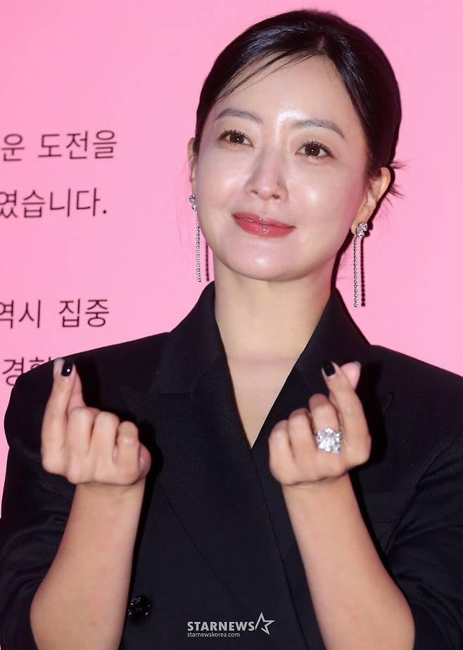 콘텐츠 디렉터로 변신한 배우 김희선이 26일 오후 서울 영등포구 여의도동 더현대 서울에서 진행된 첫 번째 아트 프로젝트 '아름다운 선물 展'에 참석해 포즈를 취하고 있다. 2023.09.26 /사진=김창현