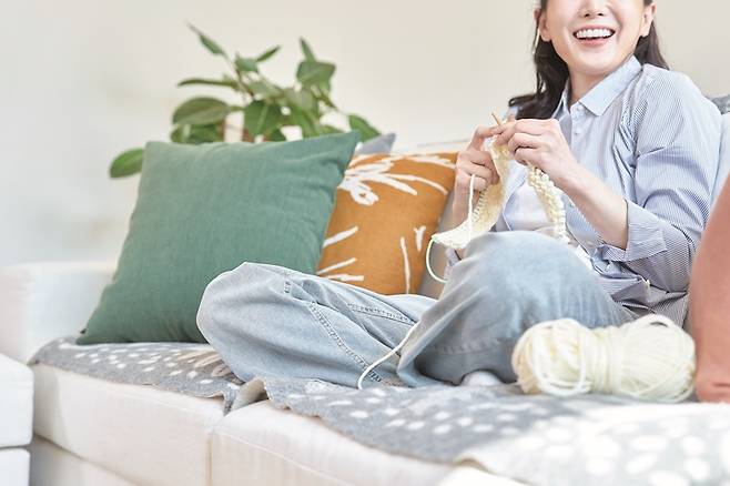 MZ세대 사이에서 뜨개질이 인기다.[사진｜뉴시스]