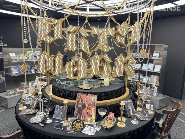 SM 소속 아티스트 굿즈를 판매하는 '광야(KWANGYA)'에 들어서자마자 보이는 그룹 에스파의 신곡&nbsp;'더티 워크(Dirty Work)' 타이포그래픽 장식과 굿즈들.&nbsp;사진=김지호 인턴기자