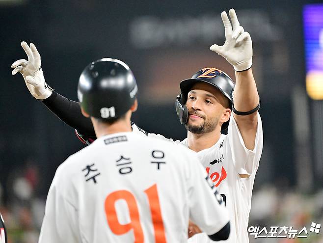 한화 이글스 외국인 타자 루이스 리베라토가 올해 정규시즌 경기에 출전해 세리머니하고 있다. 엑스포츠뉴스 DB