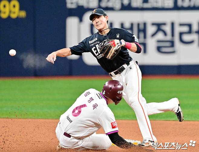 한화 이글스가 후반기 선두 자리 수성과 함께 26년 만에 한국시리즈 우승에 도전한다. 전반기 부진했던 FA 듀오 투수 엄상백과 심우준의 후반기 반등이 절실한 분위기다. 엑스포츠뉴스 DB