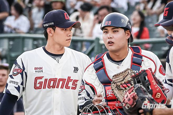 왼쪽부터 롯데 자이언츠 투수 홍민기, 포수 박재엽. 롯데 자이언츠