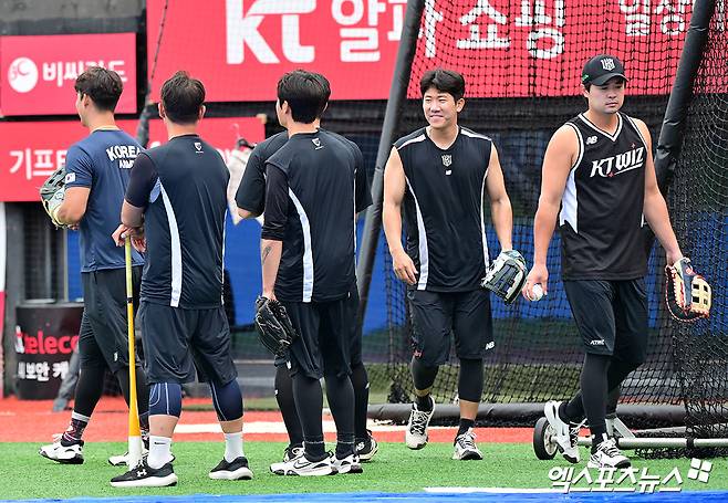 KT 위즈 선수들이 17일 수원 KT위즈파크에서 한화 이글스와 경기를 앞두고 그라운드로 나와 훈련하고 있다. 수원, 김한준 기자