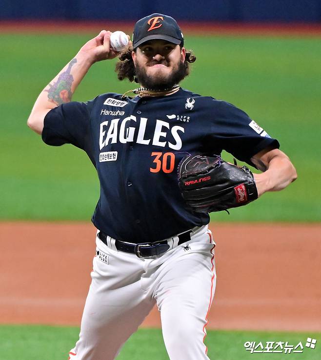 한화 이글스 투수 코디 폰세가 경기에 등판해 투구하고 있다. 엑스포츠뉴스 DB