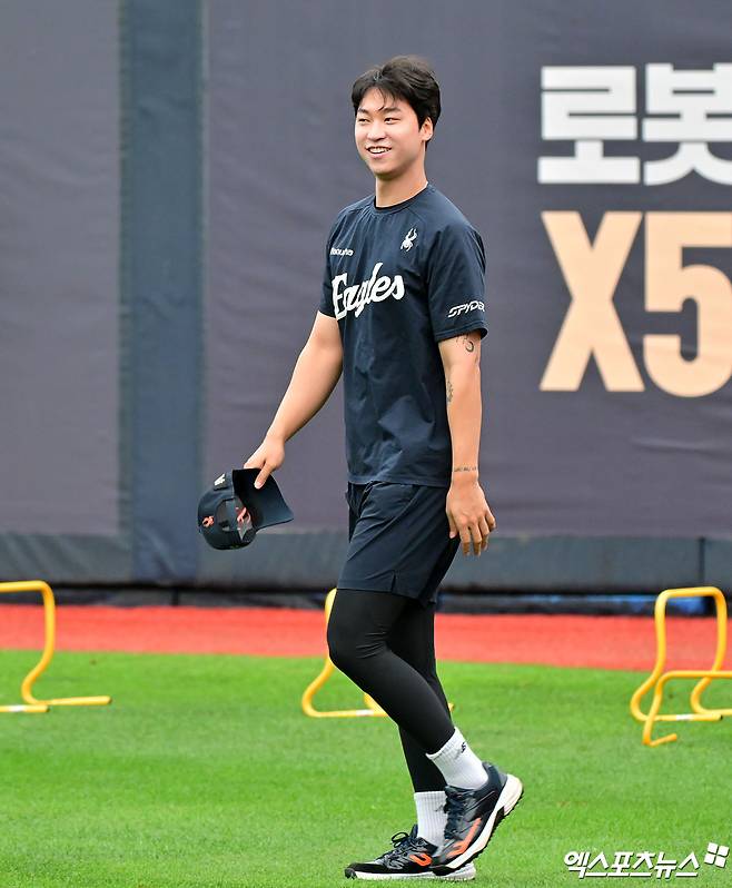한화 이글스 엄상백이 17일 수원 KT위즈파크에서 KT 위즈와 경기를 앞두고 밝은 얼굴로 훈련에 나서고 있다. 수원, 김한준 기자