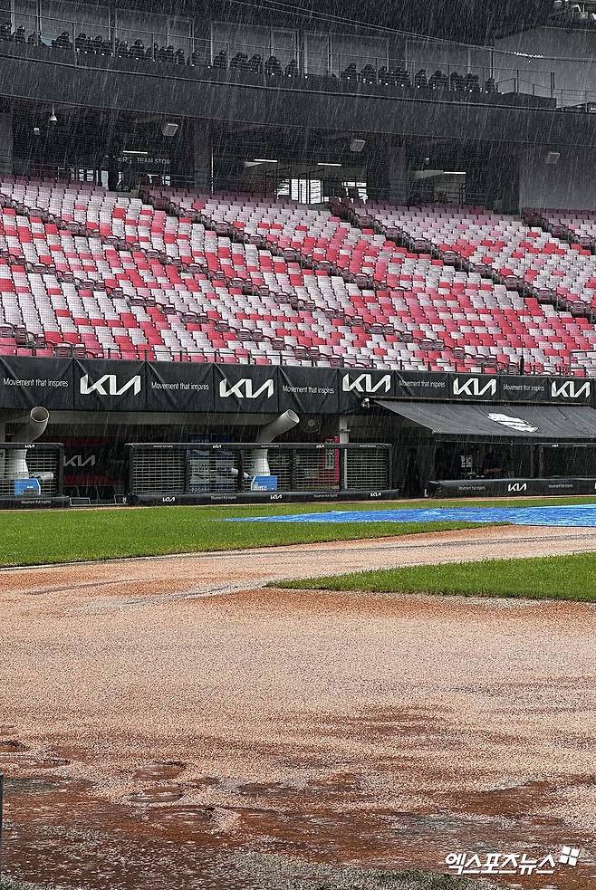21일 오후 광주기아챔피언스필드에서 열리는 '2024 신한 SOL Bank KBO리그' NC 다이노스와 KIA 타이거즈의 경기, 그라운드에 방수포가 설치되어 있다. 엑스포츠뉴스 DB
