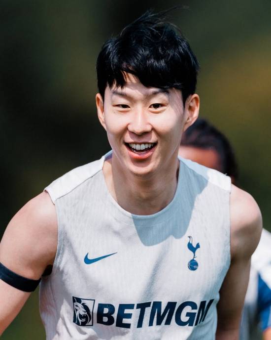 토트넘 홋스퍼 소식통 투 더 레인 앤드 백은 17일(한국시간) 모하메드 쿠두스 영입으로 인해 손흥민의 토트넘 커리어가 끝날 가능성이 있다고 보도했다. 토트넘은 지난 10일 5500만 파운드(약 1027억원)를 지불하고 가나 윙어 쿠두스를 영입했다. 새로운 공격수 합류하면서 이번 여름 손흥민의 이적 가능성은 높아졌다. 토트넘 SNS