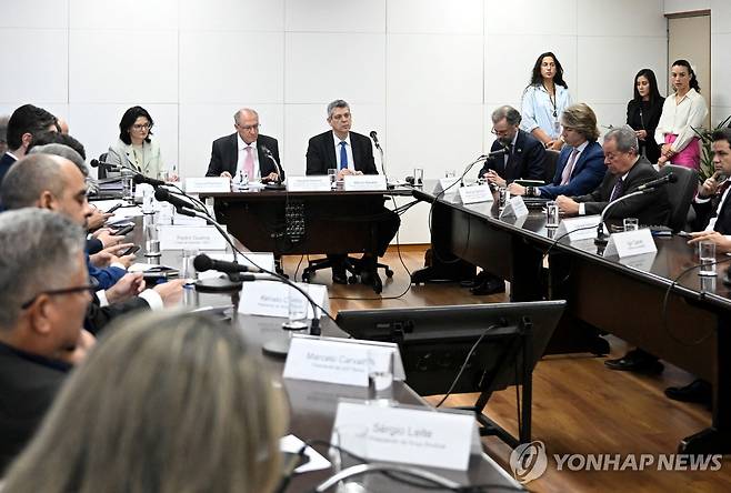 16일(현지시간) 브라질 부통령 주재 재계 초청 미국 관세 대응 회의 [브라질리아 로이터=연합뉴스. 재판매 및 DB 금지]