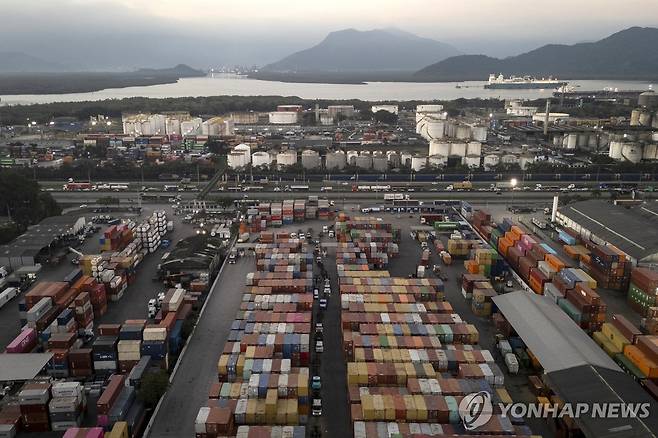 15일(현지시간) 브라질 산투스 항구 컨테이너들 [산투스 EPA=연합뉴스. 재판매 및 DB 금지]