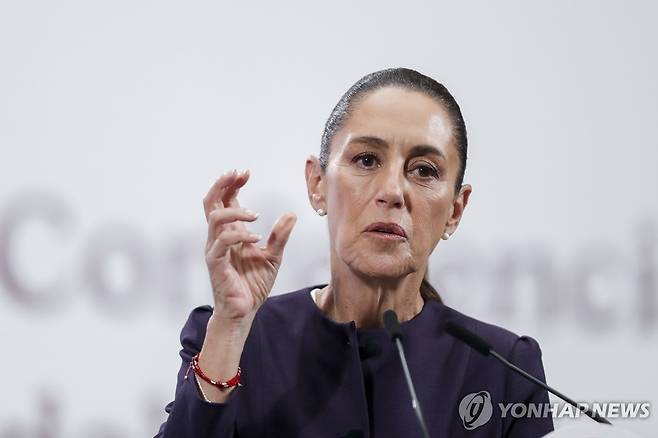 16일(현지시간) 일일 정례 기자회견 하는 멕시코 대통령 [멕시코시티 EPA=연합뉴스. 재판매 및 DB 금지]