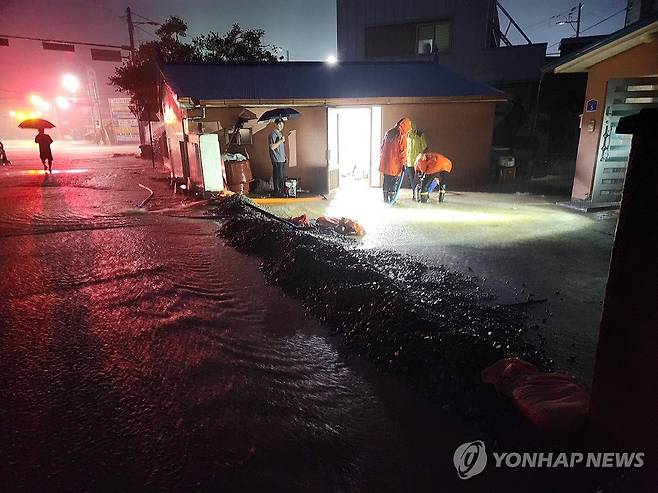집중호우로 침수된 주택 (예산=연합뉴스) 충남 전역에 호우특보가 발효된 가운데 17일 오전 3시51분께 예산군 덕산면에서 주택이 침수돼 소방당국이 안전조치를 하고 있다. 2025.7.17.[충남소방본부 제공. 재판매 및 DB 금지]