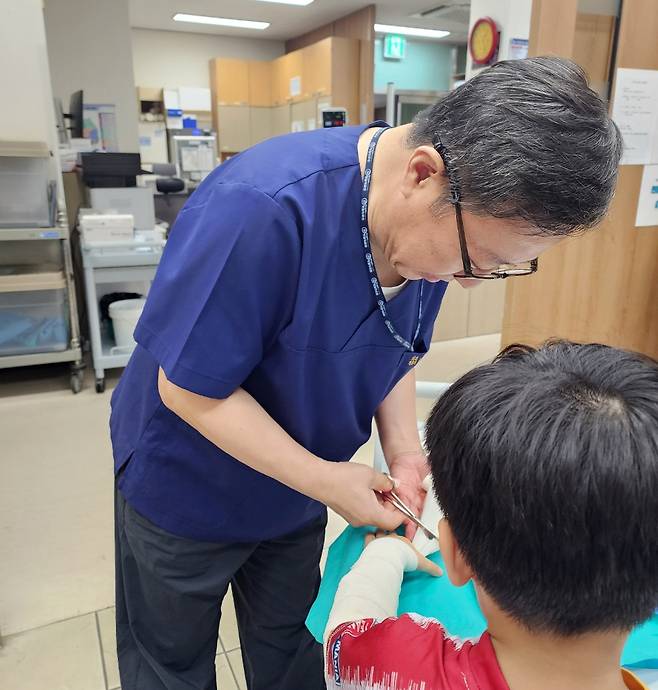 어린이 환자 돌보는 조승연 전 원장 [영월의료원 제공.재판매 및 DB 금지]