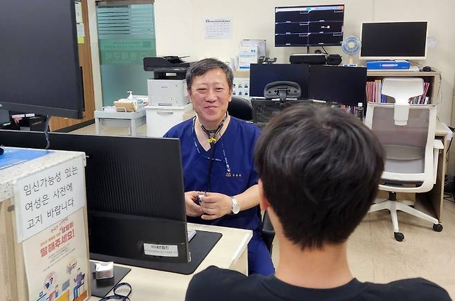 환자 살피는 조승연 전 원장 [영월의료원 제공.재판매 및 DB 금지]