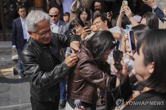 베이징에서 사인해주는 엔비디아 CEO 젠슨 황 [AP 연합뉴스 자료사진. 재판매 및 DB 금지]