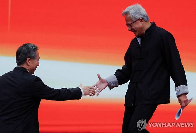 중국 전통의상 입은 젠슨 황(오른쪽) [로이터 연합뉴스 자료사진. 재판매 및 DB 금지]