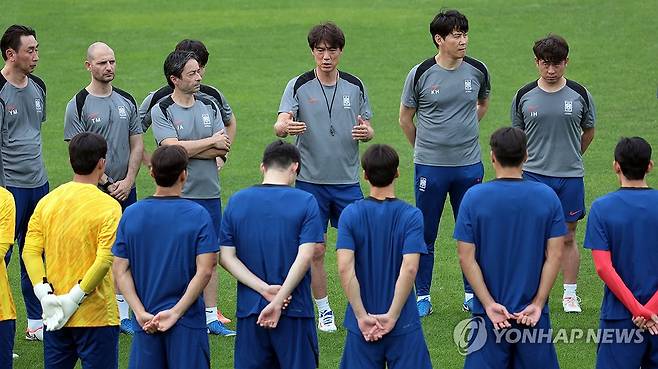 지시사항 전달하는 홍명보 감독 (성남=연합뉴스) 김인철 기자 = 홍명보 한국 축구대표팀 감독이 6일 경기도 성남시 중원구 성남종합운동장에서 2025년 동아시아축구연맹(EAFF) E-1 챔피언십(동아시안컵) 1차전 중국과의 경기를 앞두고 훈련 중 선수들에게 지시사항 등을 전달하고 있다. 2025.7.6 yatoya@yna.co.kr
