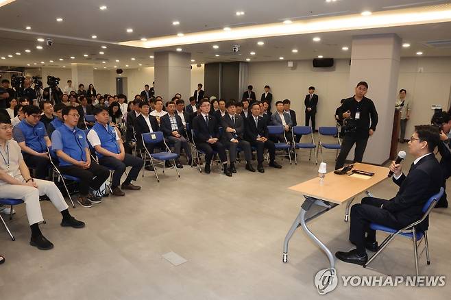 직원들과 대화하는 배경훈 과기정통부 장관 (세종=연합뉴스) 배재만 기자 = 배경훈 과학기술정보통신부 장관이 17일 정부세종청사 과기정통부 대강당에서 열린 취임식에서 직원들과 대화하고 있다. 2025.7.17 scoop@yna.co.kr