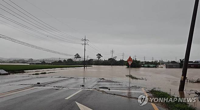 400mm 넘는 폭우에 범람한 서산 청지천 (서산=연합뉴스) 호우경보가 발효된 충남 서산시 석림동 청지천이 범람해 도로와 인근 마을이 물에 잠겨 있다. 2025.7.17 [독자 제공. 재판매 및 DB 금지] swan@yna.co.kr