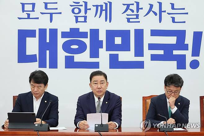 민주당 원내정책조정회의 (서울=연합뉴스) 김주성 기자 = 더불어민주당 김병기 당대표 직무대행 겸 원내대표가 17일 서울 여의도 국회에서 열린 정책조정회의에서 발언하고 있다. 2025.7.17 utzza@yna.co.kr