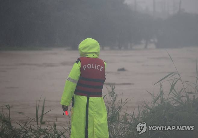 물에 잠긴 청주 오송 일대 (청주=연합뉴스) 이성민 기자 = 집중호우가 쏟아진 17일 오전 충북 청주시 오송읍 호계리 일대가 물에 잠겨 있다. 2025.7.17 chase_arete@yna.co.kr