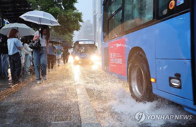 비 내리는 강남역 모습 [연합뉴스 자료사진]