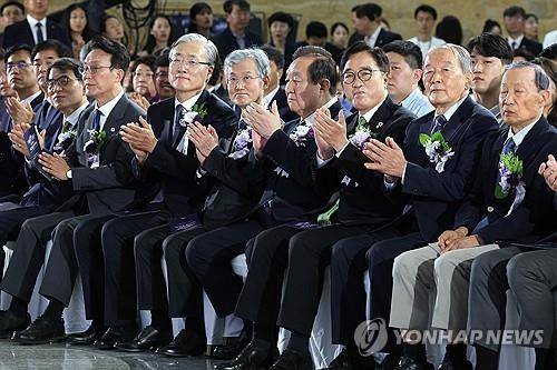 제77주년 제헌절 경축식 (서울=연합뉴스) 우원식 국회의장이 17일 서울 여의도 국회에서 열린 제77주년 제헌절 경축식에서 정대철 대한민국 헌정회장 등 참석자들과 영상을 시청하고 있다. 2025.7.17 [국회사진기자단]
photo@yna.co.kr