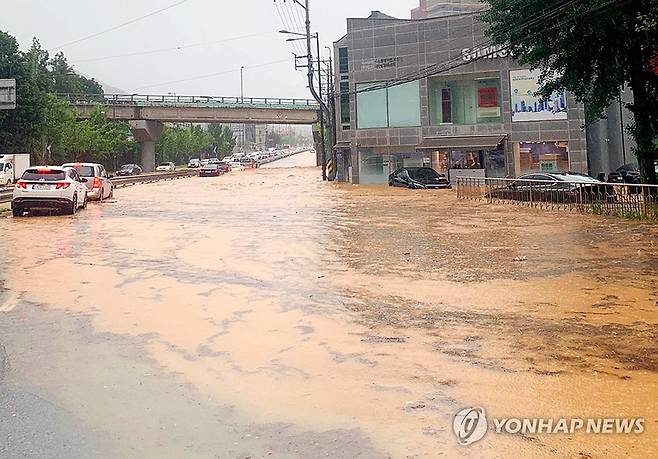 흙탕물 범벅된 광주 도로 (광주=연합뉴스) 호우 특보가 발효된 17일 오후 광주 남구 송하동 한 공사 현장 인근 도로에 흙탕물이 고여 있다. 2025.7.17 [독자 제공. 재판매 및 DB 금지] daum@yna.co.kr