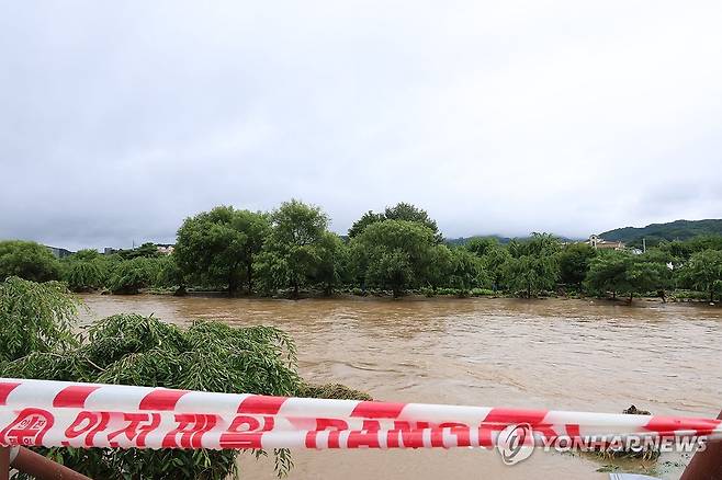 범람한 공주 유구천 (공주=연합뉴스) 강수환 기자 = 17일 오후 호우특보가 내려진 충남 공주시 유구읍 유구리에서 유구천이 범람해 있다. 2025.7.17 swan@yna.co.kr