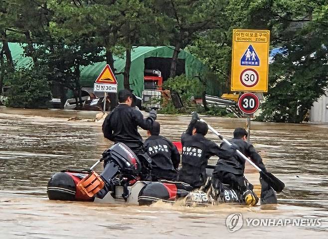 폭우 속 구조 나선 소방대원 (당진=연합뉴스) 17일 오전 충남 당진시 용연동에서 소방대원들이 주민을 구조하고 있다. 2025.7.17. [충남소방본부 제공. 재판매 및 DB 금지]