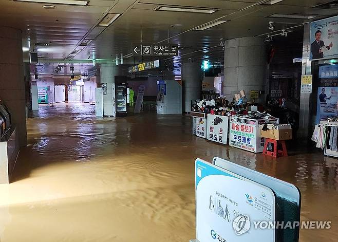 물에 잠긴 광주 상무역 (광주=연합뉴스) 호우 특보가 발효된 17일 오후 광주 서구 마륵동 상무역사가 빗물에 잠겨 있다. 2025.7.17 [광주시 제공. 재판매 및 DB 금지] daum@yna.co.kr