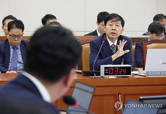 천하람 의원 질의에 답변하는 구윤철 기재부 장관 후보자 (서울=연합뉴스) 김주형 기자 = 구윤철 경제부총리 겸 기획재정부 장관 후보자가 17일 국회 기획재정위원회에서 열린 인사청문회에서 개혁신당 천하람 의원이 예산실장 시절 관급공사 업체서 단체장 접촉 등과 관련한 질문에 답변하고 있다. 2025.7.17 kjhpress@yna.co.kr
