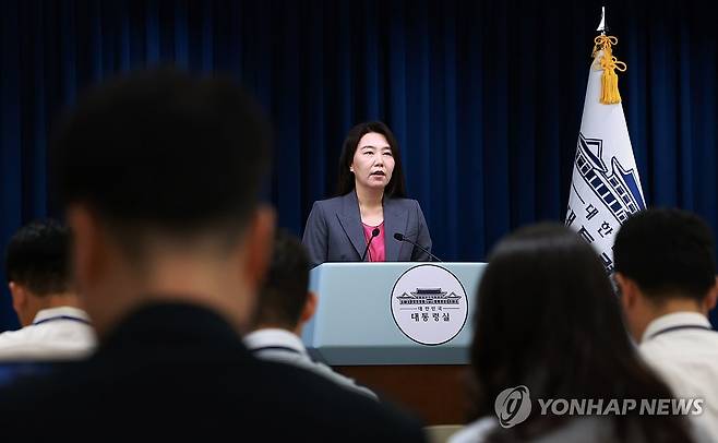 강유정 대통령실 대변인 브리핑 (서울=연합뉴스) 홍해인 기자 = 강유정 청와대 대변인이 17일 서울 용산 대통령실 청사에서 전날 청와대 영빈관에서 열린 '국가적 참사 유가족 경청 행사' 등과 관련해 브리핑을 하고 있다. 2025.7.17 hihong@yna.co.kr