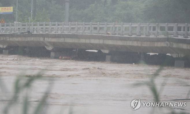 위태롭게 흐르는 청주 환희교 (청주=연합뉴스) 이성민 기자 = 집중호우가 쏟아진 17일 오전 홍수 심각 단계가 발령된 충북 청주시 옥산면 환희교 아래에 물살이 위태롭게 흐르고 있다. 2025.7.17 chase_arete@yna.co.kr
