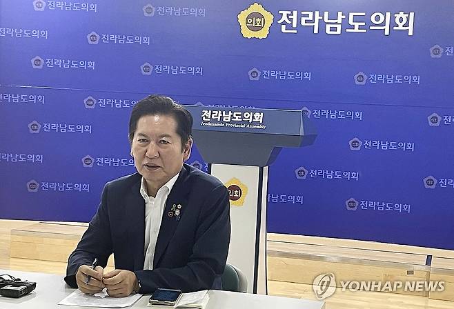 전남도의회 방문한 정청래 의원 (무안=연합뉴스) 형민우 기자 = 더불어민주당 당대표 후보인 정청래 의원이 17일 전남 무안군 전남도의회를 찾아 취재진의 질문에 답변하고 있다. 2025.7.17 minu21@yna.co.kr
