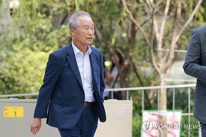 특검 출석하는 조성옥 전 삼부토건 회장 (서울=연합뉴스) 신현우 기자 = 조성옥 전 삼부토건 회장이 지난 10일 피의자 신분으로 김건희 특검 조사를 받기 위해 서울 종로구 KT광화문빌딩 웨스트에 마련된 특검 사무실에 출석하고 있다. 2025.7.10 nowwego@yna.co.kr