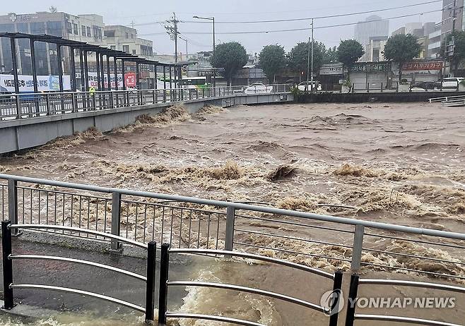 흙탕물 넘실거리는 광주천 (광주=연합뉴스) 호우 특보가 발효된 17일 오후 광주 서구 양동 인근 광주천에서 흙탕물이 넘실거리고 있다. 2025.7.17 [광주 서구 제공. 재판매 및 DB 금지] daum@yna.co.kr