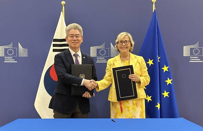 '호라이즌 유럽' 협정 의정서 교환하는 한-EU 대표 (브뤼셀=연합뉴스) 정빛나 특파원 = 유정현 주벨기에EU 대사(좌)와 시그네 랏소 EU 집행위 연구혁신총국 부총국장이 17일(현지시간) 벨기에 브뤼셀에서 '호라이즌 유럽' 준회원국 가입을 위한 의정서를 서명한 뒤 교환하고 있다. 2025.7.17 shine@yna.co.kr