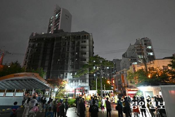 17일 오후 9시 5분께 광명시 소하동의 한 아파트 주차장에서 화재가 발생했다. 18일 화재 현장에서 경찰과 소방 등 관계자들이 분주하게 움직이고 있다. 2025.7.18 /최은성기자 ces7198@kyeongin.com